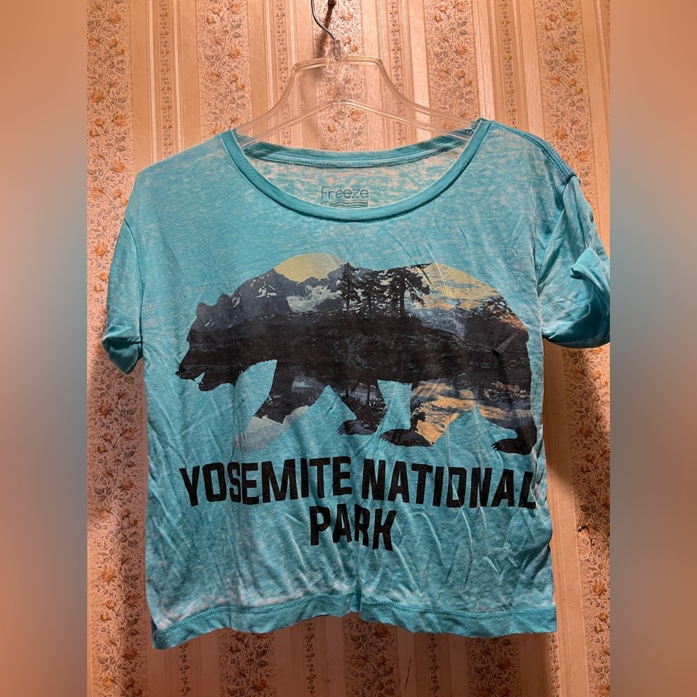 Women’s/juniors tee.